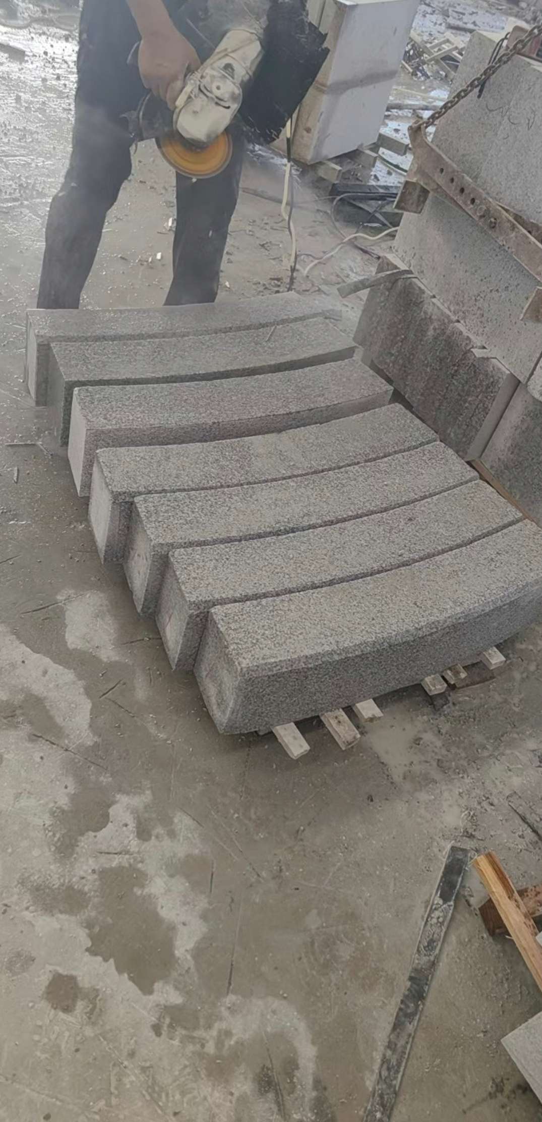 安阳芝麻白弧形路牙石