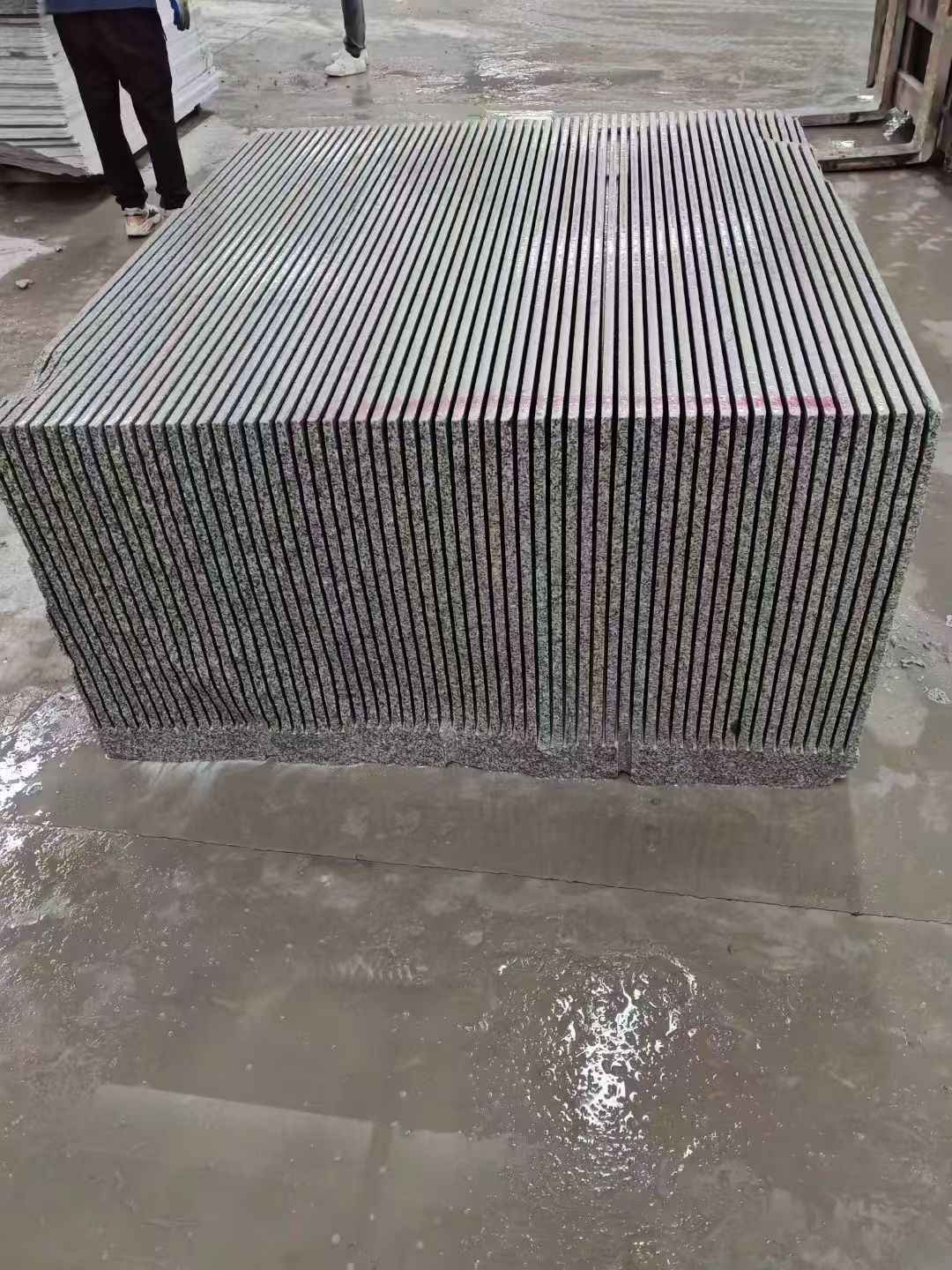 安阳芝麻白毛板荒料切割